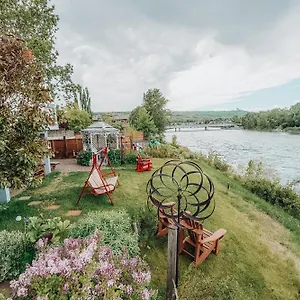 Herberg Along River Ridge