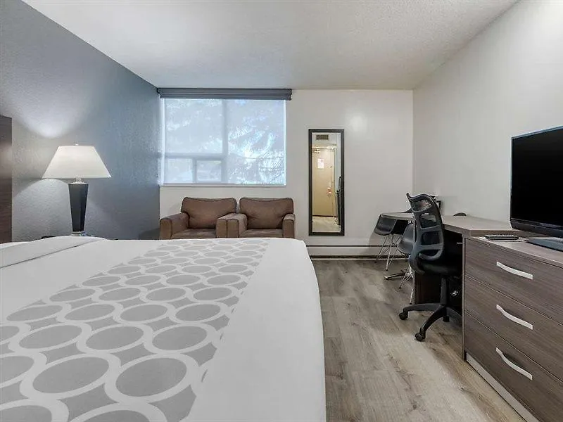 Super 8 By Wyndham Macleod Trail Calgary Hotel