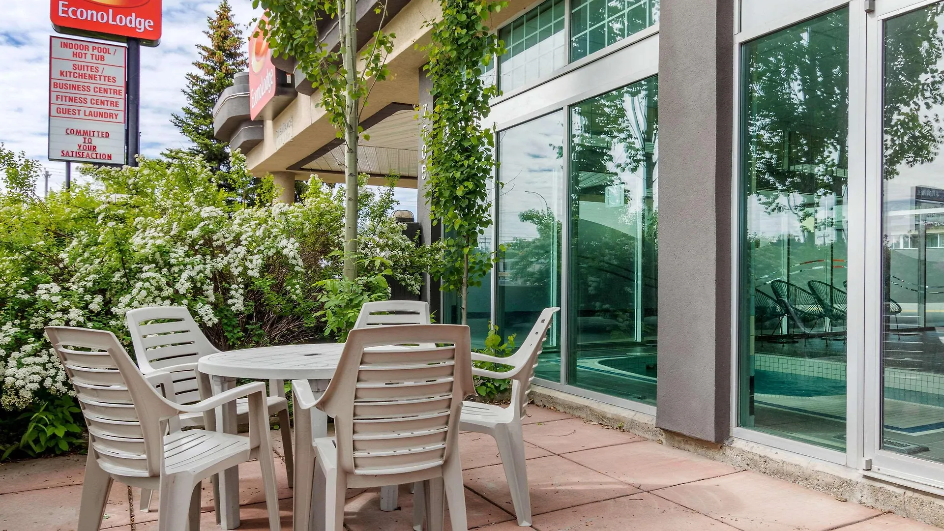 Super 8 By Wyndham Macleod Trail Calgary Hotel