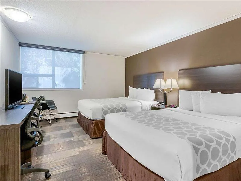 Hotel Super 8 By Wyndham Macleod Trail YYC 3*,  Canadá