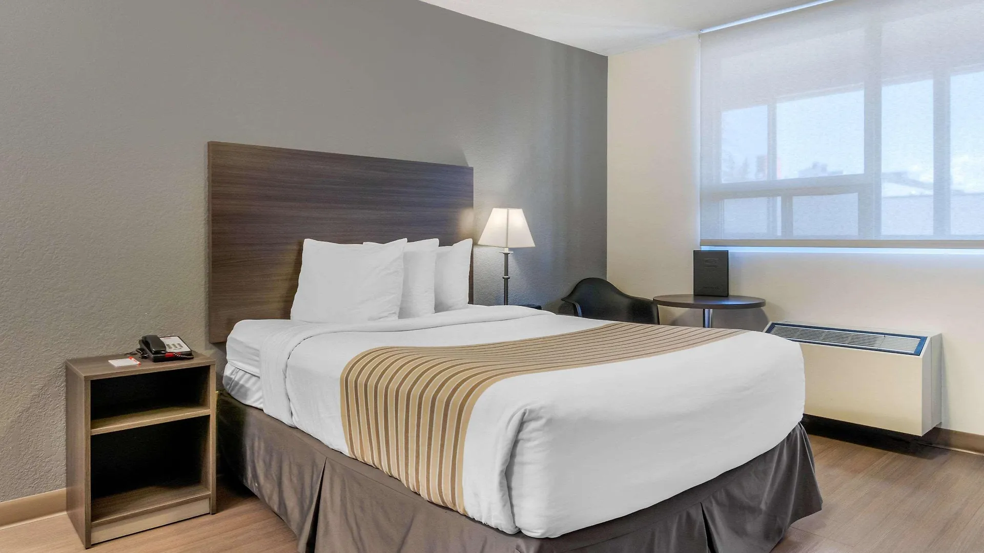 ***  Hotel Super 8 By Wyndham Macleod Trail YYC Canadá